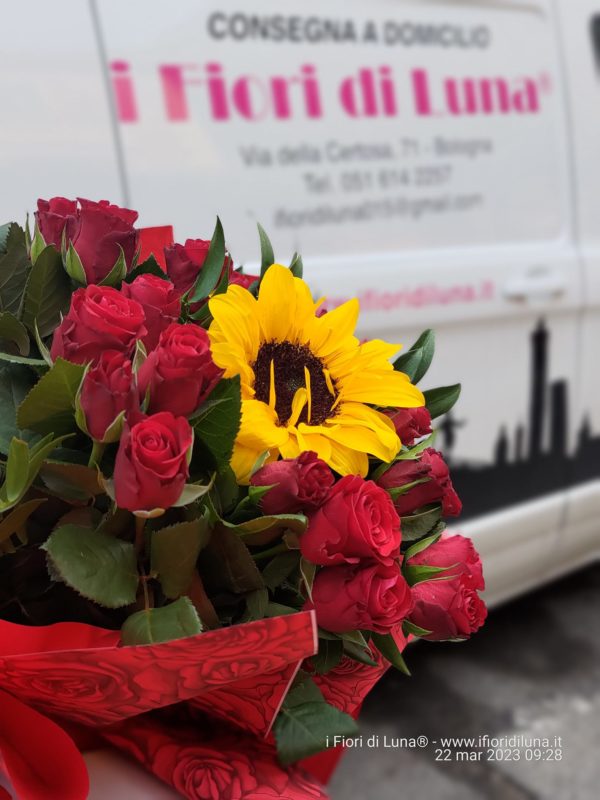 Bouquet di rose rosse con girasole - immagine 2