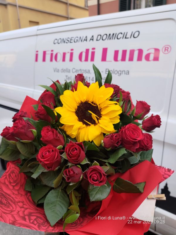 Bouquet di rose rosse con girasole