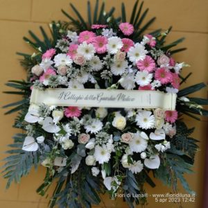 Corona di fiori funebre bianco e rosa