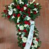 Copri-feretro o copribara a croce di fiori bianchi e rossi - immagine 2