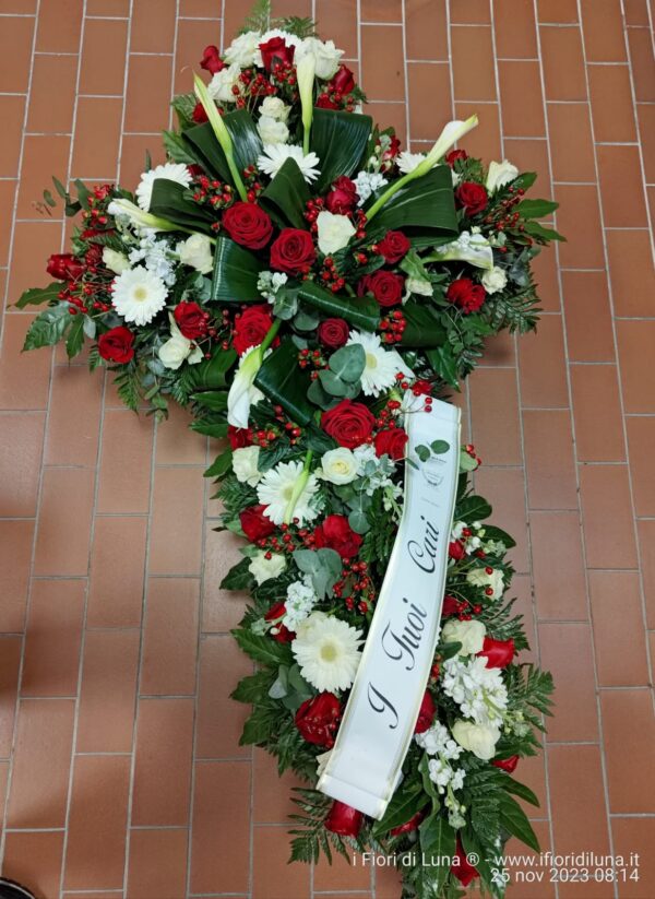 Copri-feretro o copribara a croce di fiori bianchi e rossi - immagine 2